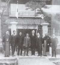 (享栄貿易学校創立当時)正門前に並んだ教職員